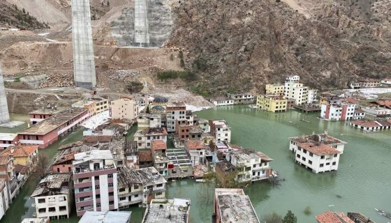 Bir ilçe sulara gömülüyor, tarihe tanıklık ediyoruz