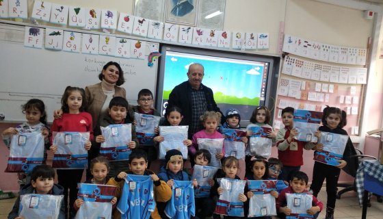 Trabzonspor Kulübünden Ardanuçlu Öğrencilere Forma Sürprizi