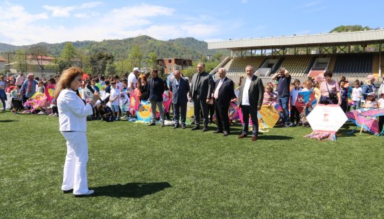 ARHAVİ’DE UÇURTMALAR GÖKYÜZÜNDE SÜZÜLDÜ