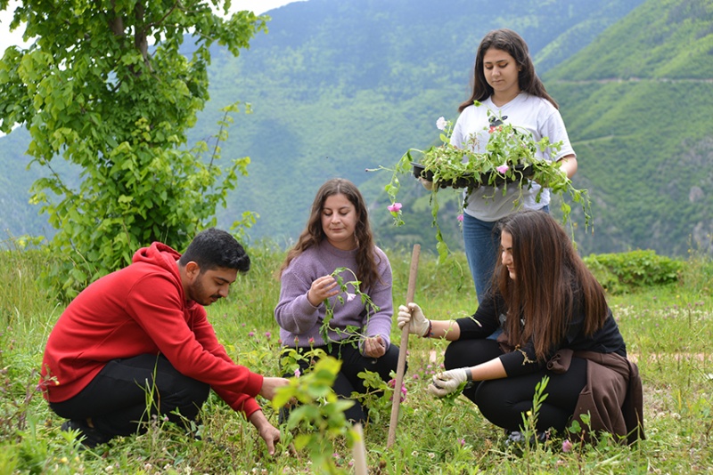 AÇÜ, BOTANİK BAHÇESİ YENİ ÇİÇEKLERLE RENKLENDİRİLİYOR