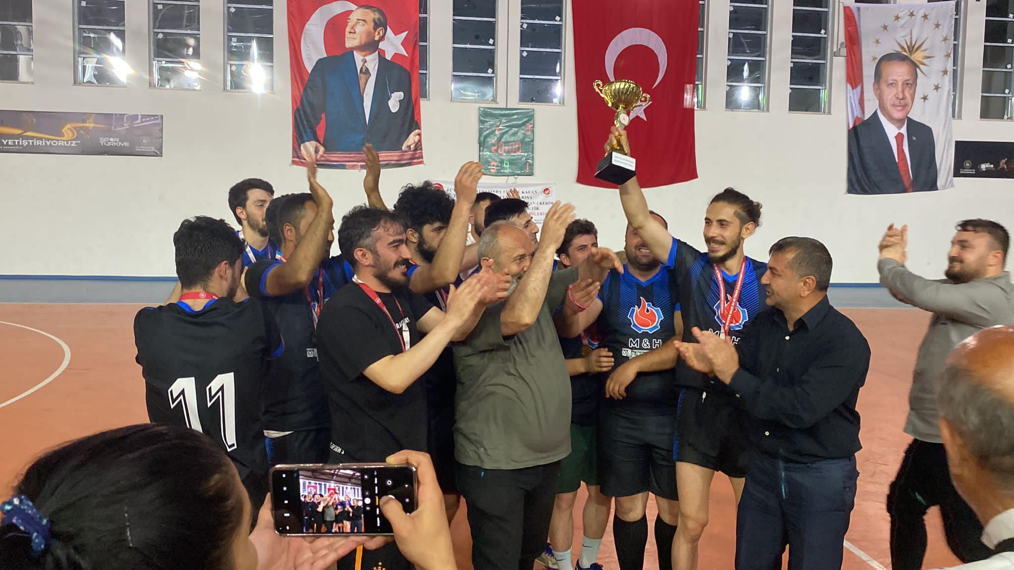 YUSUFELİ’NDE FUTSAL TURNUVASININ KAZANANI “KARAMEŞE FUTBOL TAKIMI” TAKIMI OLDU