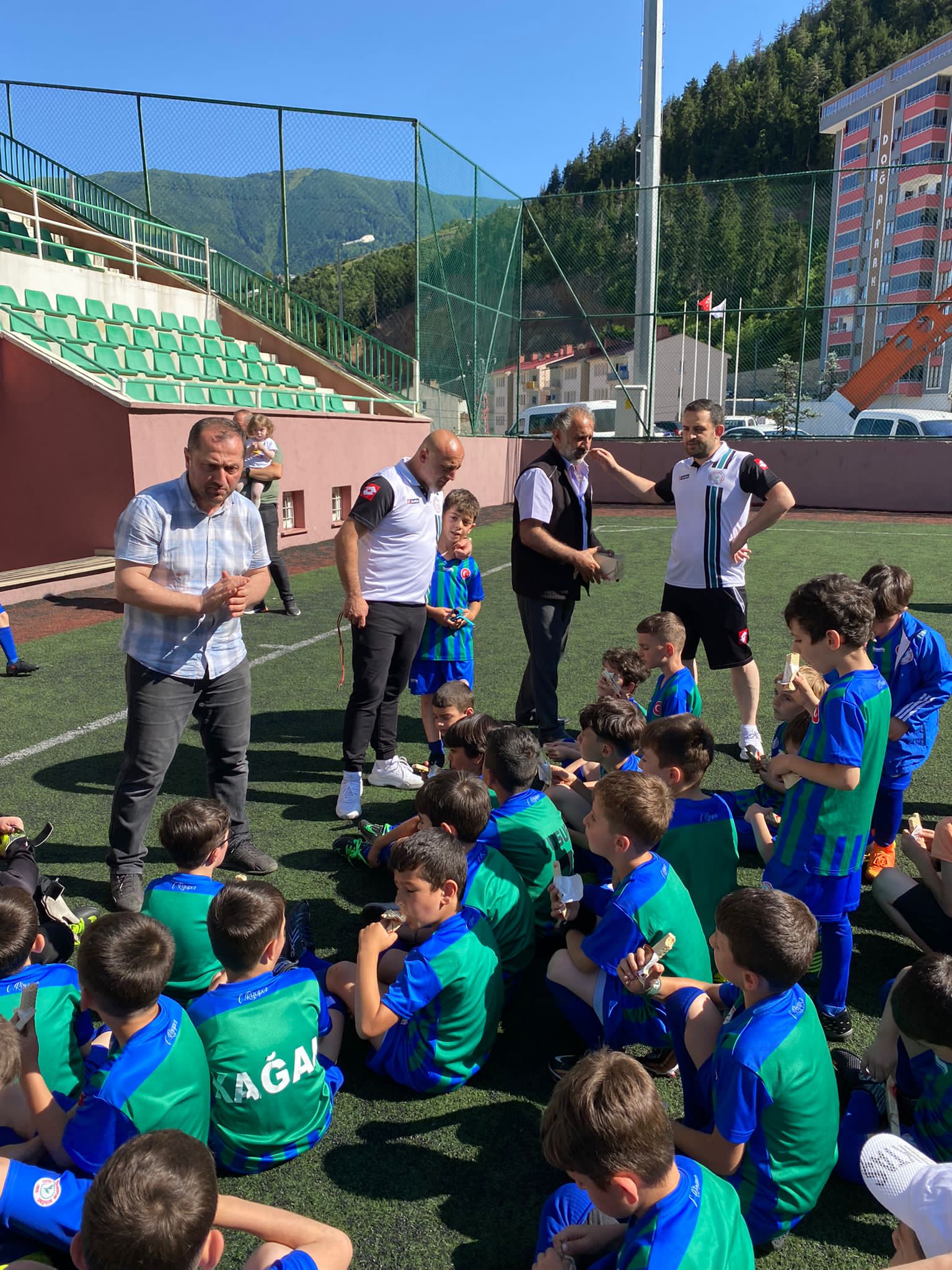 ÇORUHSPOR’DAN ÇAYKUR RİZESPOR ARTVİN FUTBOL OKULUNA ZİYARET