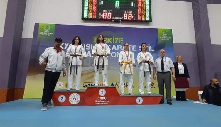 HOPA’LI KARATE SPORCUSU ÖĞRENCİLERİNİN BÜYÜK BAŞARISI