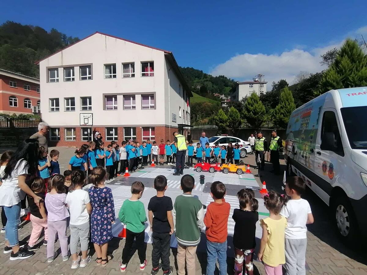 HOPADA OKULLARDA TRAFİK EĞİTİMLERİ DEVAM EDİYOR.