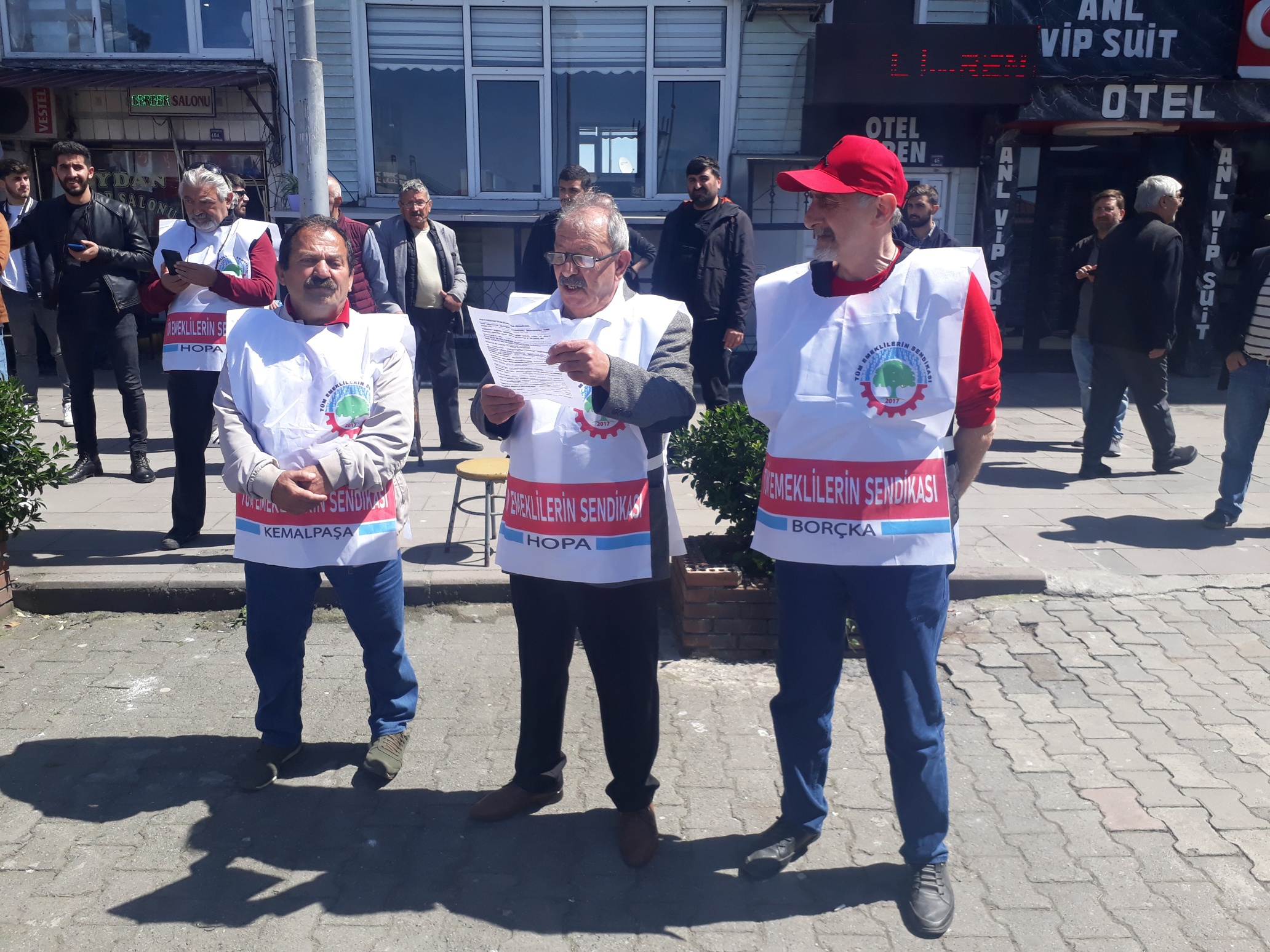 HOPA’DA EMEKLİLER HAKLARINA VE SENDİKALARINA SAHİP ÇIKIYOR