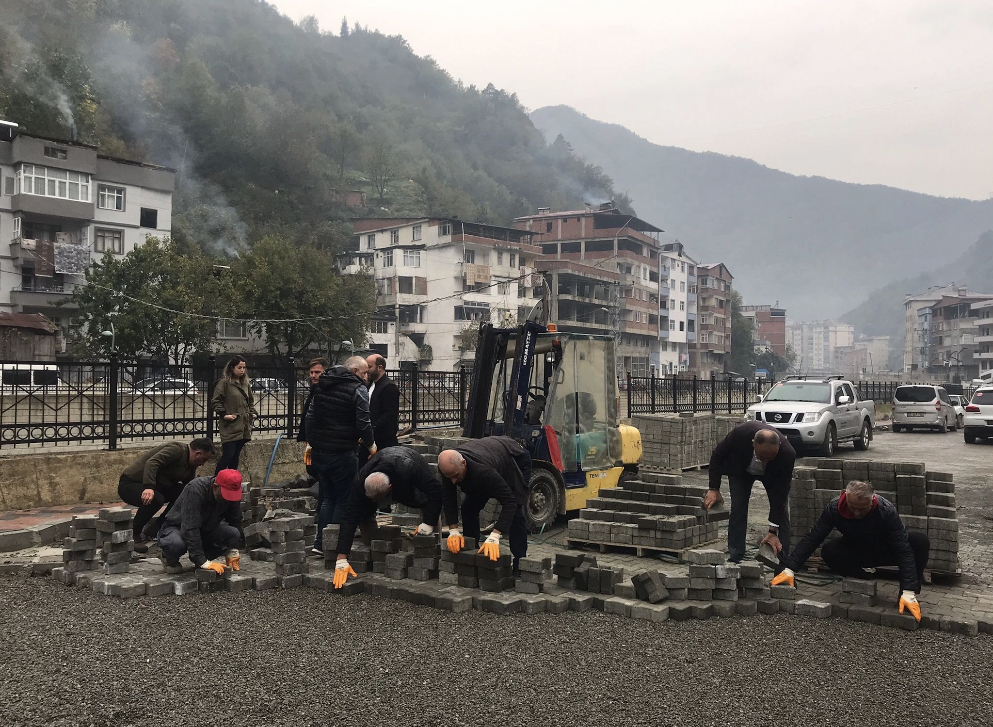 BORÇKA’DA İMECE İLE CADDELER YENİLENİYOR