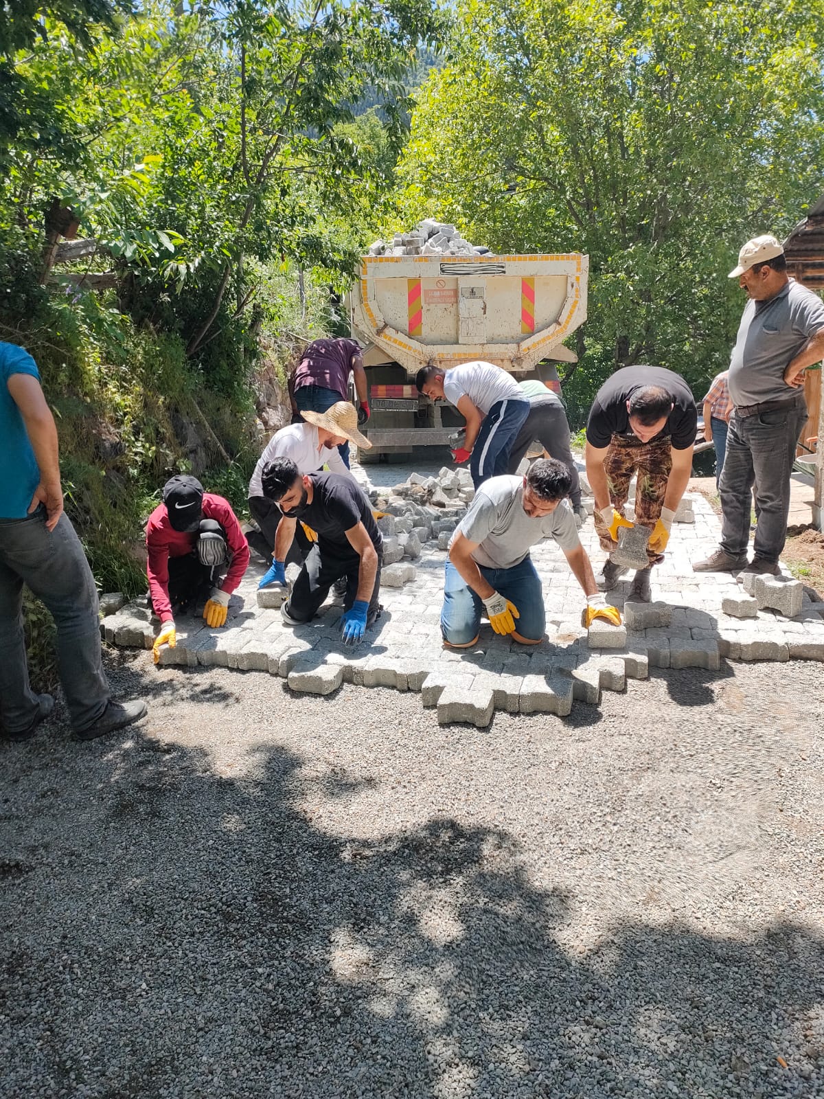 ARTVİN’DE KÖYLER PARKE TAŞINA KAVUŞUYOR