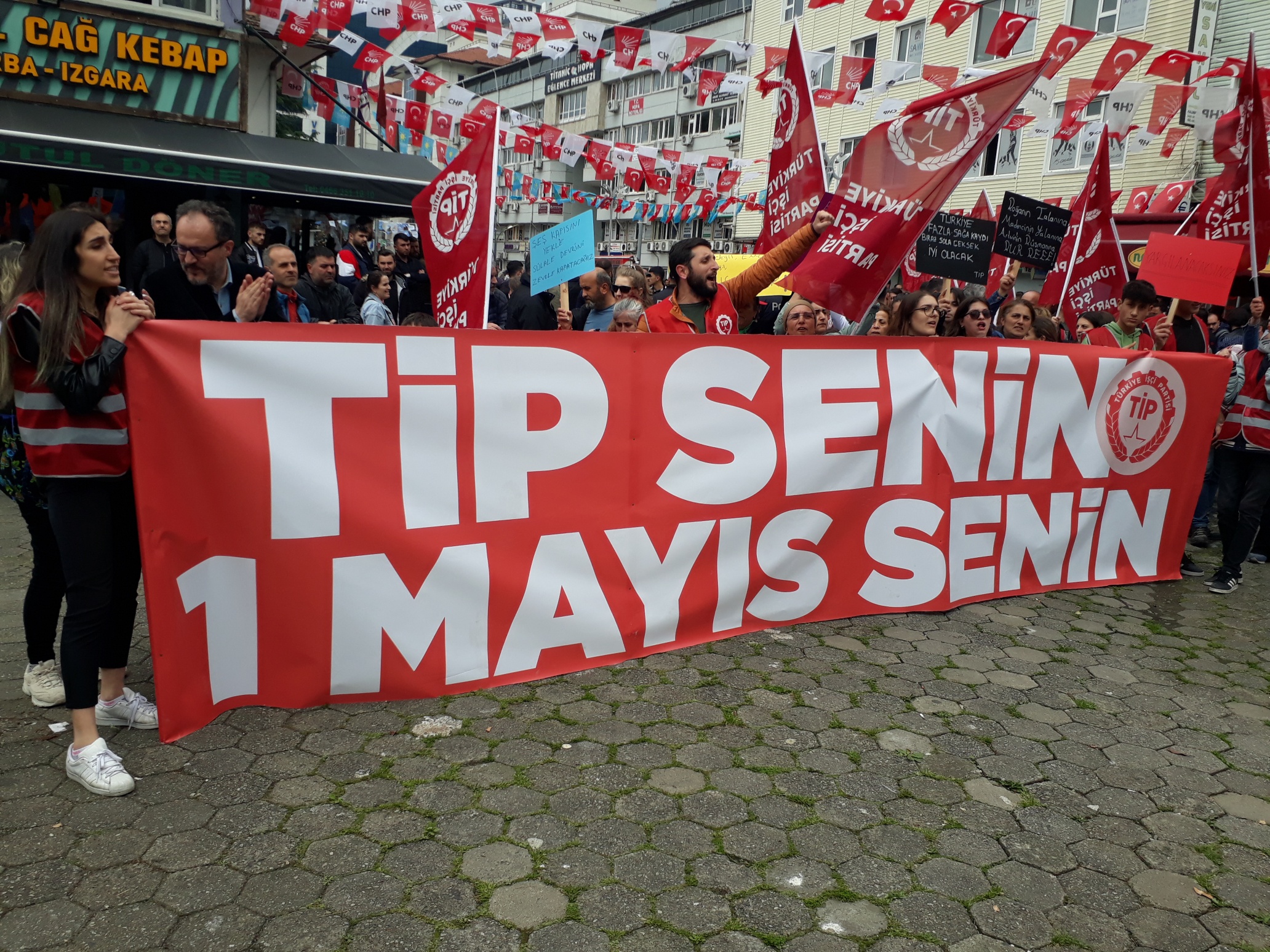 HOPA’DA 1 MAYIS BU YILDA MEYDANLARDA KUTLANDI