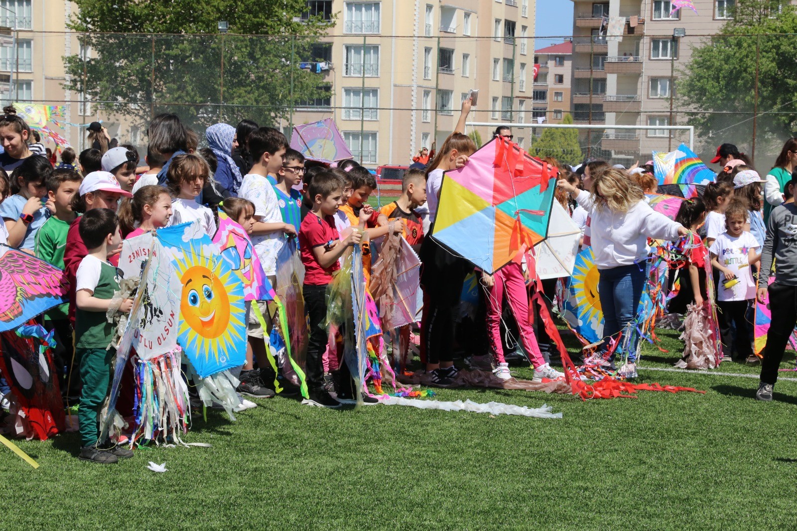 ARHAVİ’DE UÇURTMALAR GÖKYÜZÜNDE SÜZÜLDÜ