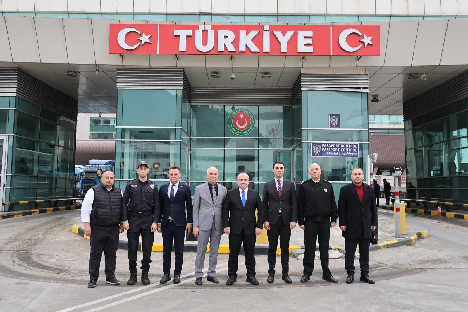 VALİ ÜNSAL SARP SINIR KAPISINDA