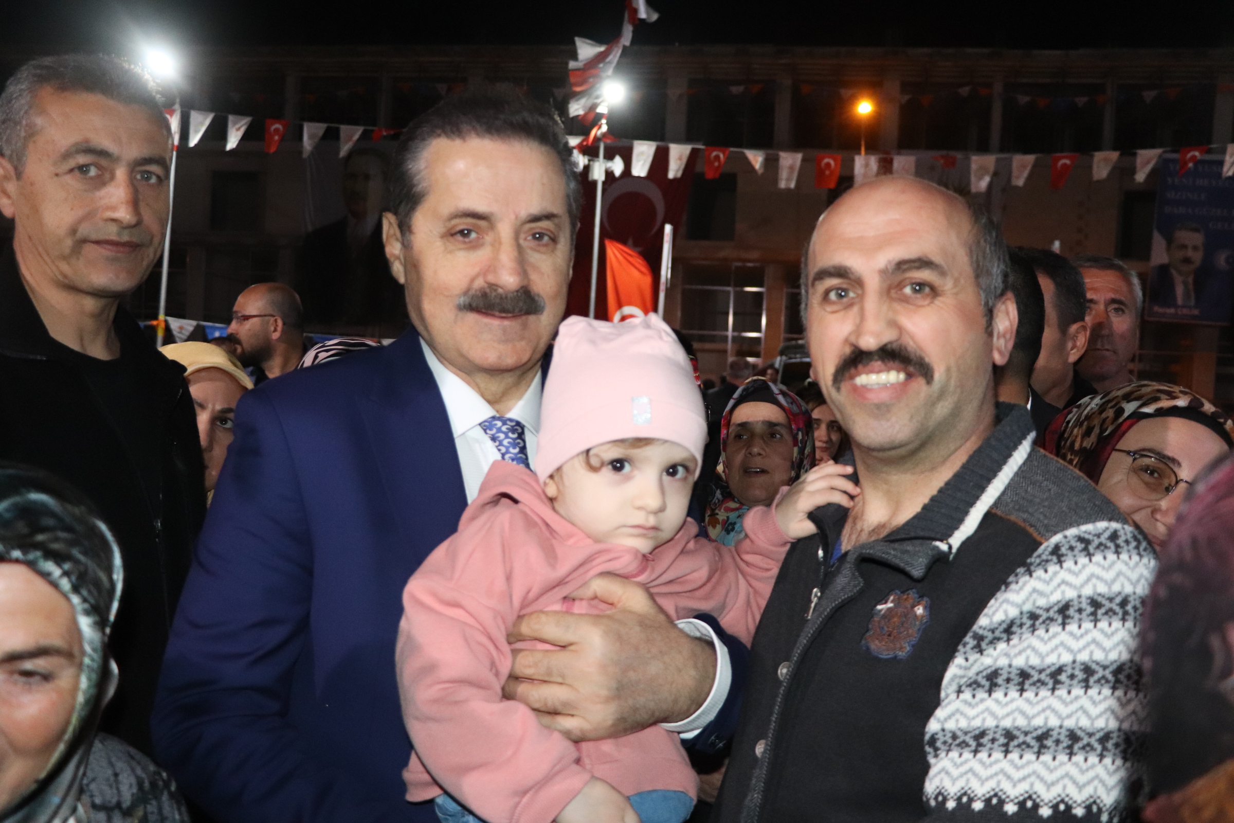 Yusufelililer AK Parti İftarında Faruk Çelik’i Bağırlarına Bastılar