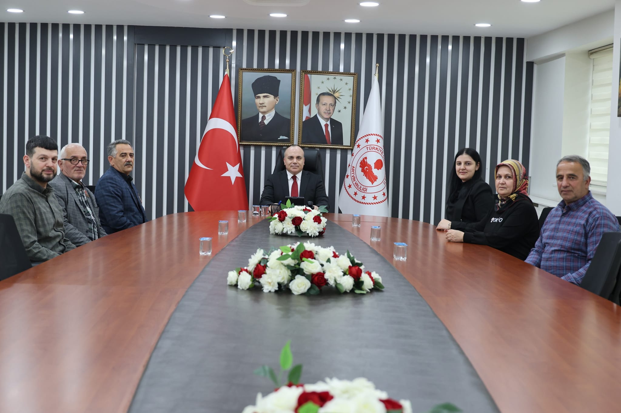 ARTVİN ŞEHİT AİLELERİ VE GAZİLER DERNEĞİNDEN VALİ ÜNSAL’A ZİYARET