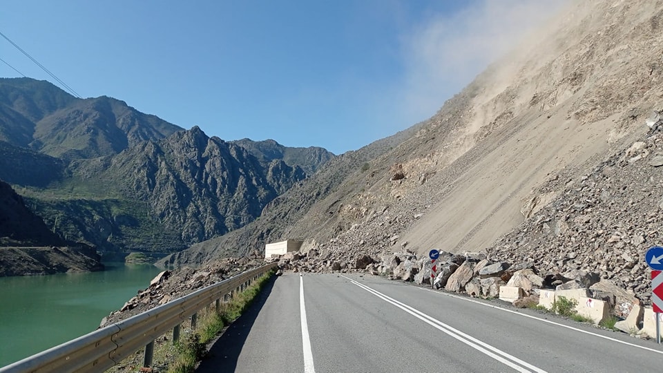 Artvin-Erzurum kara yolu, heyelan sonucu ulaşıma kapandı