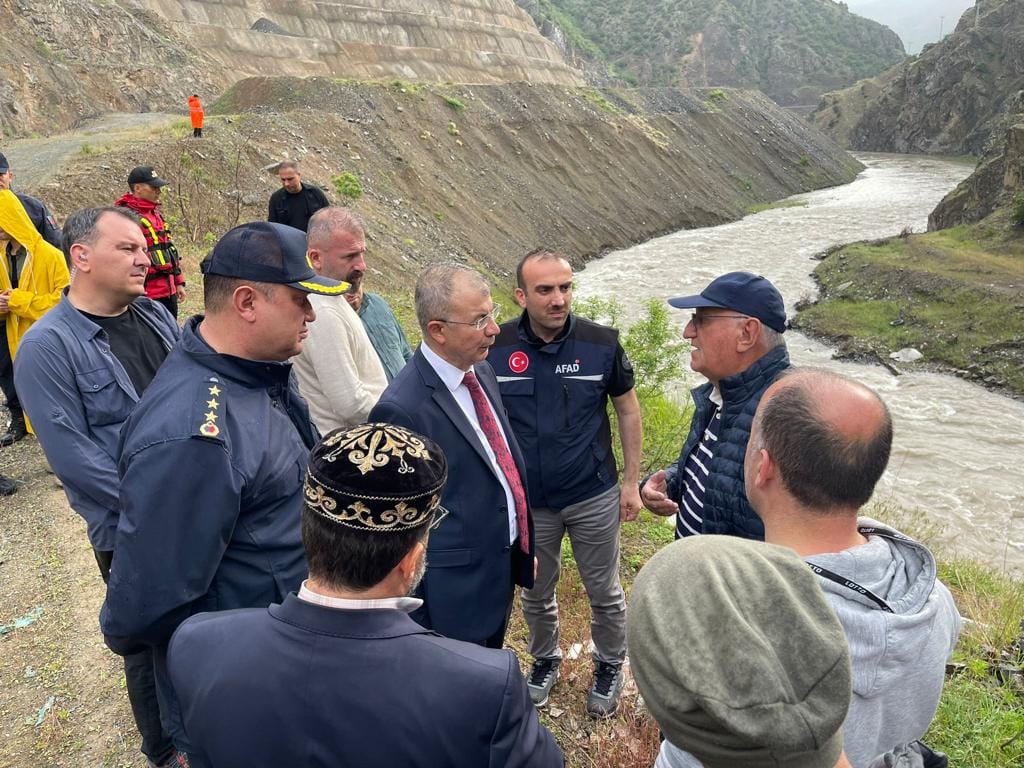 Artvin Şavşat Yolunda Kamyon Nehre Düştü Sürücü Kayıp