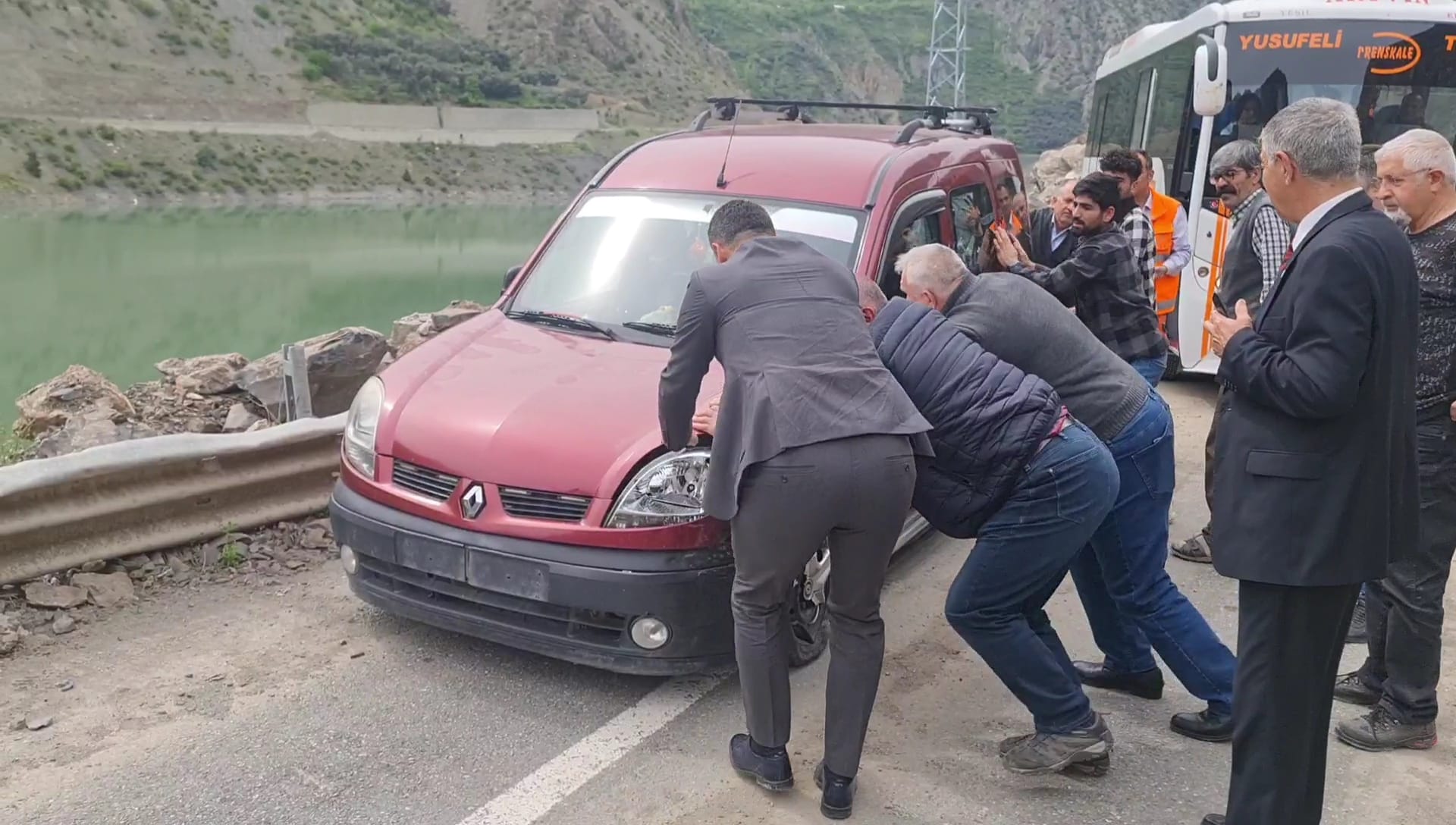 İYİ Parti Adayı Heyelanlı Alanda Kaza Yapan Araçlara Müdahale Etti