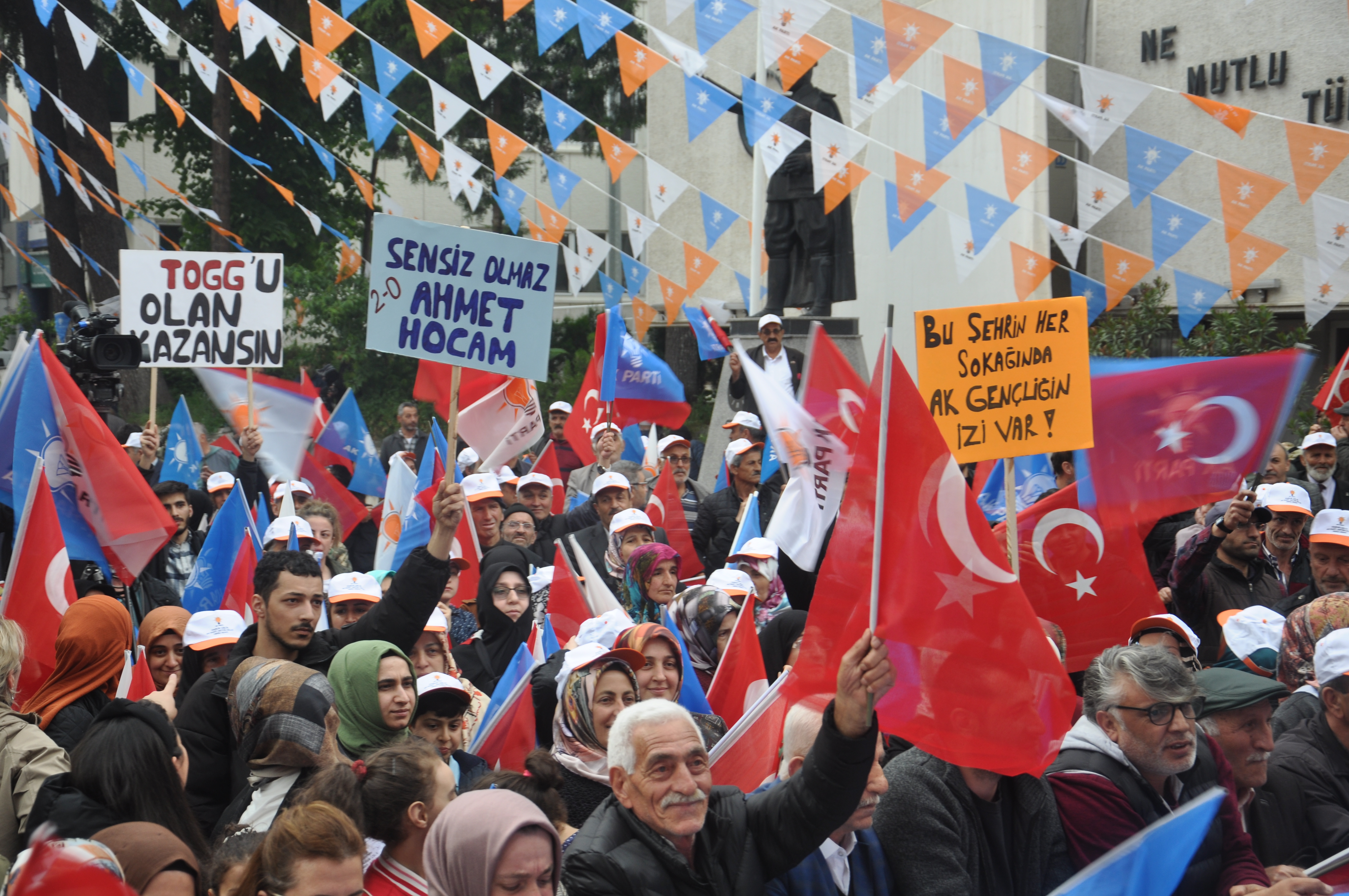 AK Parti, Merkez İlçede Coşkulu Miting Faruk Çelik, Artvin Mitinginde Coştu ve Coşturdu