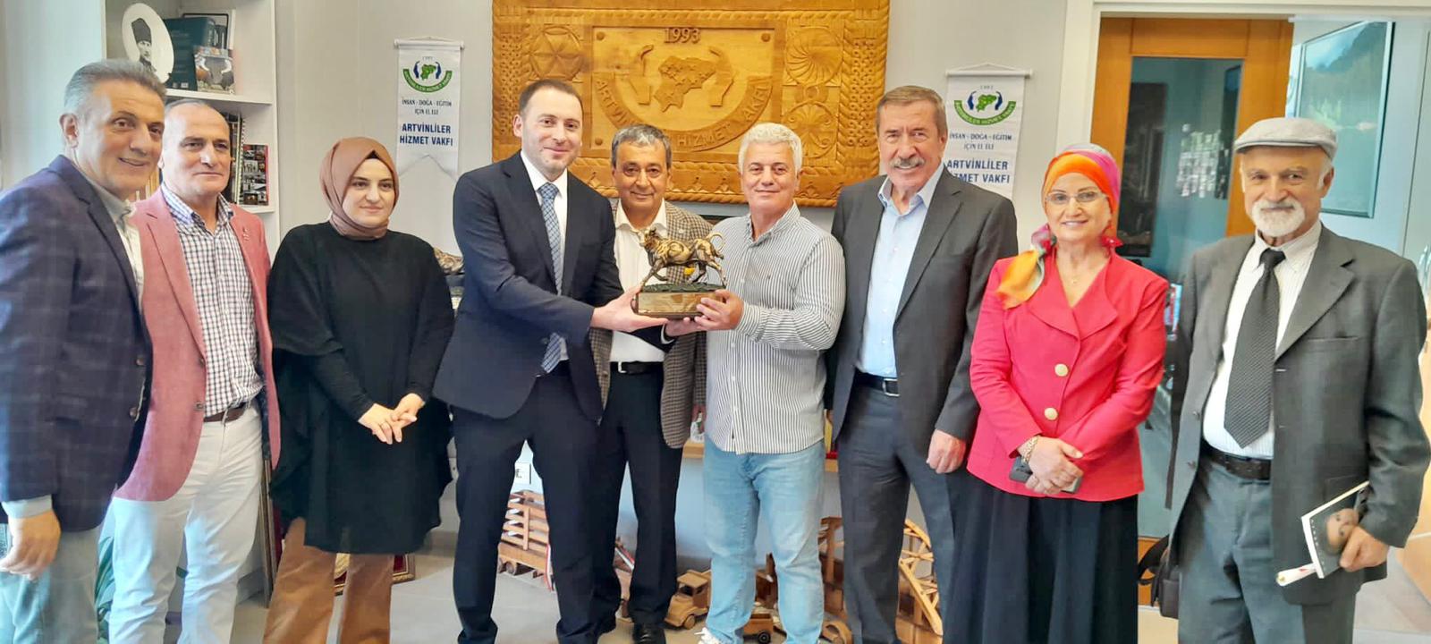Gazeteciye anlamlı bir plaket!