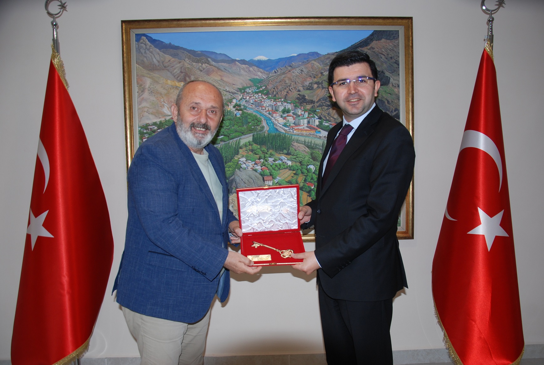 Bağımsız Milletvekili Adayına İlçenin Anahtarını Takdim Etti