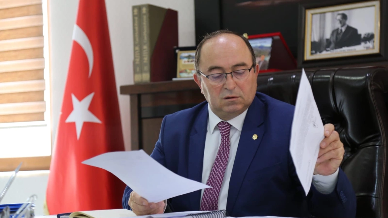 Artvin Belediye Başkanı Demirhan Elçin, Partisinden İstifa Etti