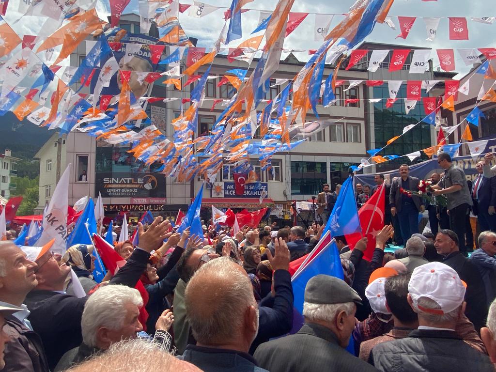 AK PARTİ ALANLARA SIĞMADI