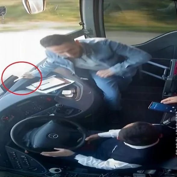 Otobüs Bir Yolcu Tarafından Şoförü Rehin Alınarak Kaçırıldı