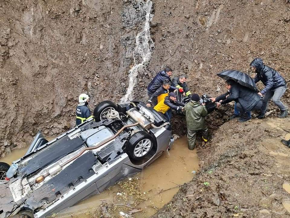Hopa-Kemalpaşa Yolu’nda Kahreden Kaza 2 Genç Hayatını Kaybetti