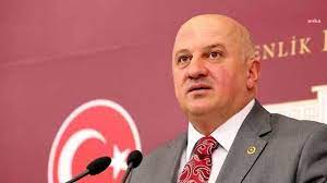 BAYRAKTUTAN SARP YOLUNDAKİ TIR KUYRUĞUNA TEPKİ GÖSTERDİ