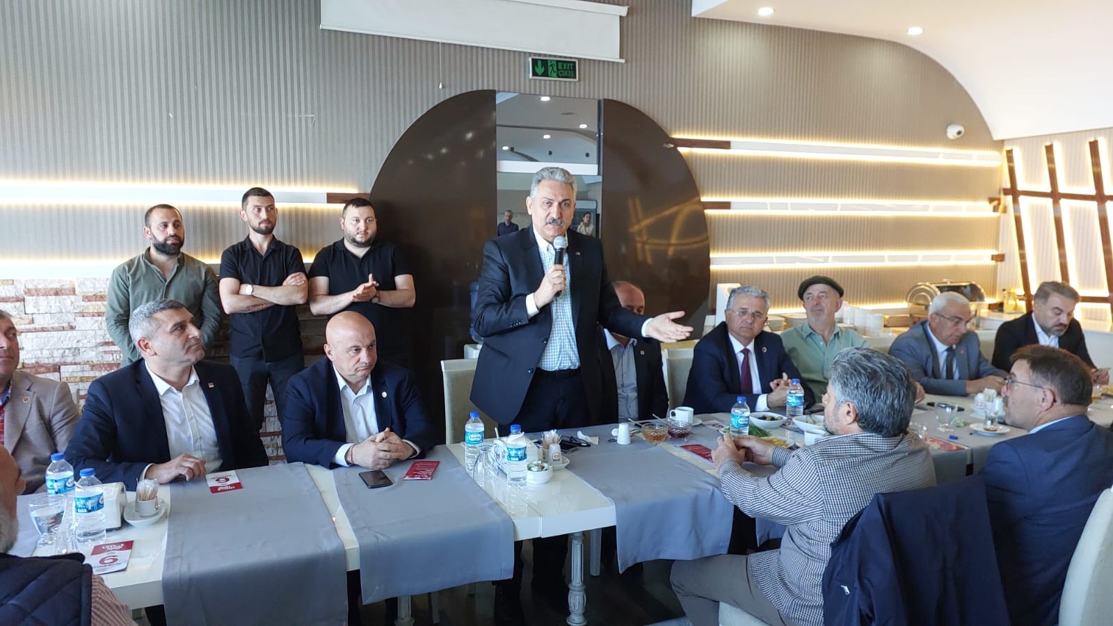 CHP’Lİ VEKİL ADAYLARI HOPA’DA STK TEMSİLCİLERİ İLE BİR ARAYA GELDİ 
